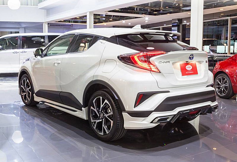 Toyota CH-R ไฮบริดนำเข้าตรงจากญี่ปุ่น ราคา 2.3 ล้านบาท