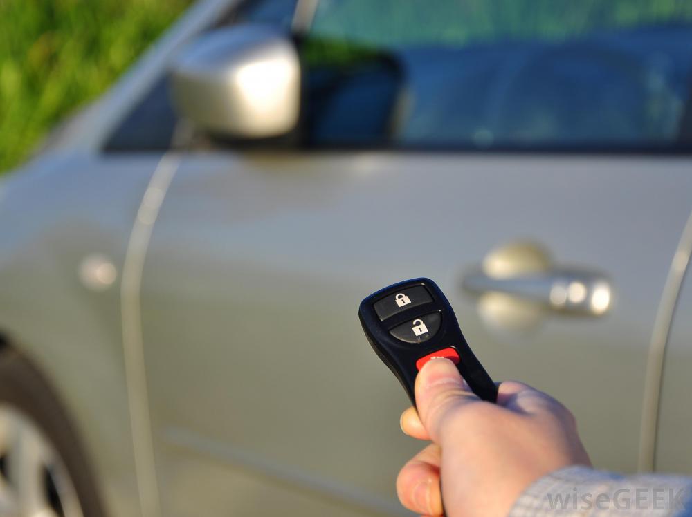 keyless-entry-device-being-used