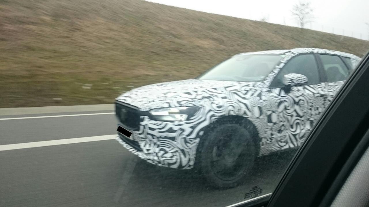2017-Volvo-XC60-front-three-quarters-in-motion-spy-shot