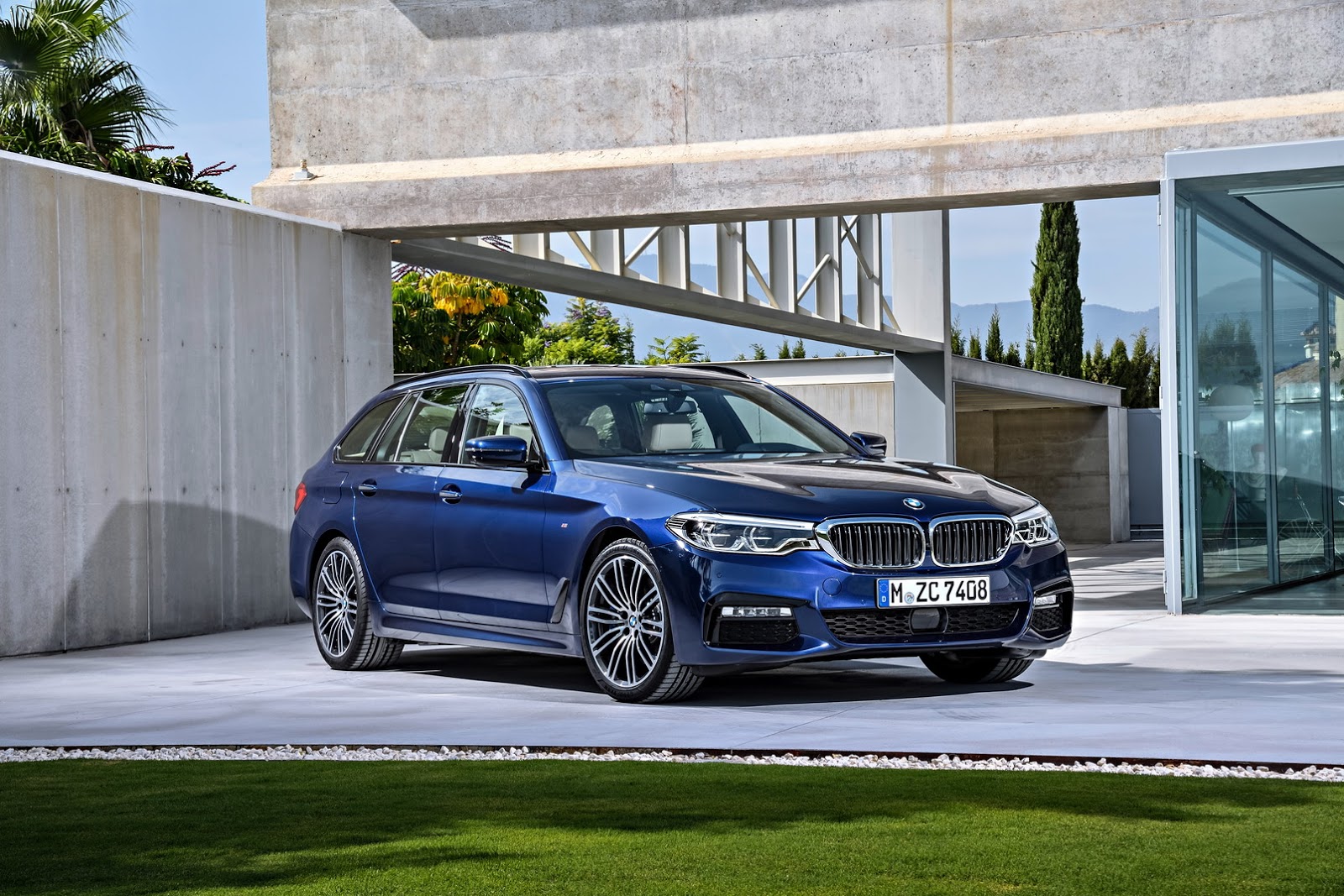 2018-BMW-5-Series-Touring-2