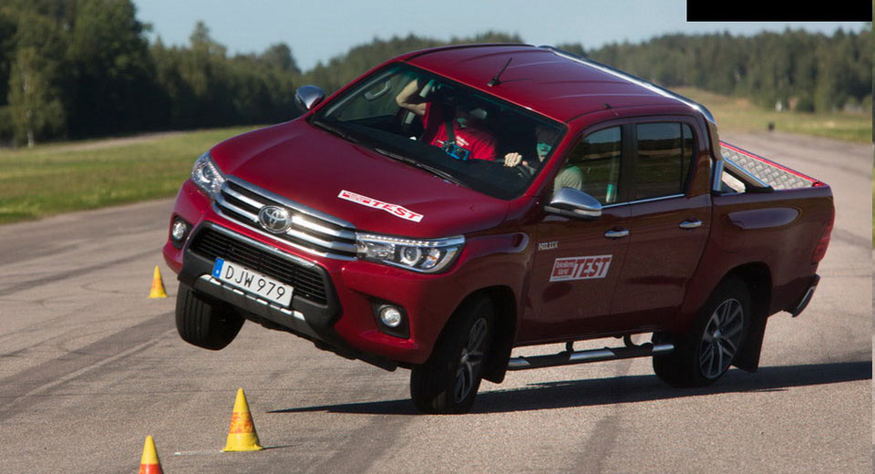 toyota-hilux-2016-moose-test-Open