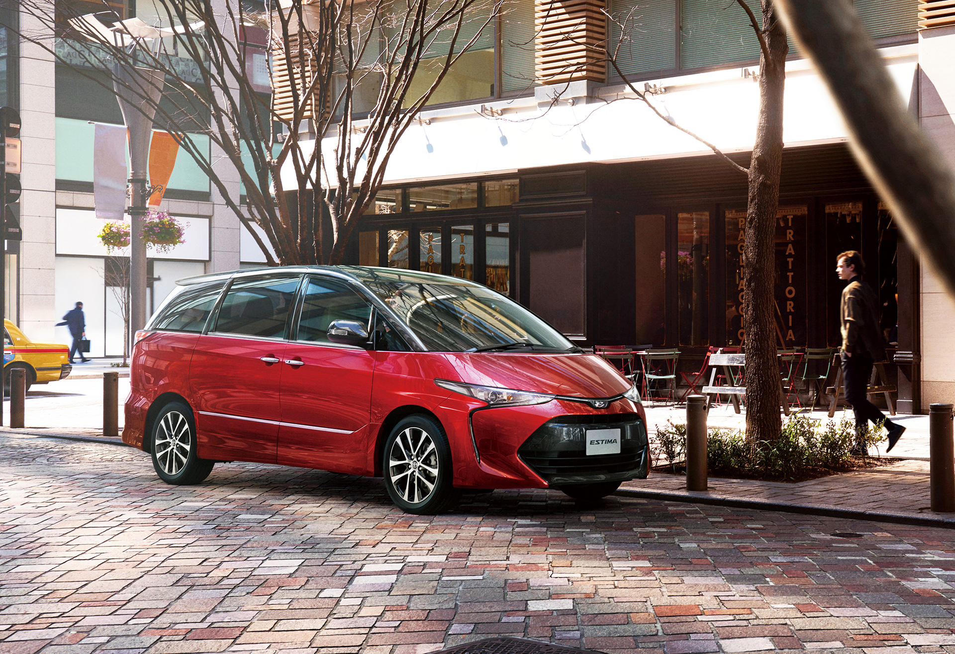 2016-Toyota-Estima-facelift-front-three-quarters-right-side