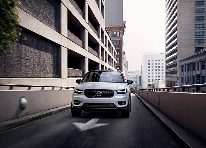 2018-Volvo-XC40-official005