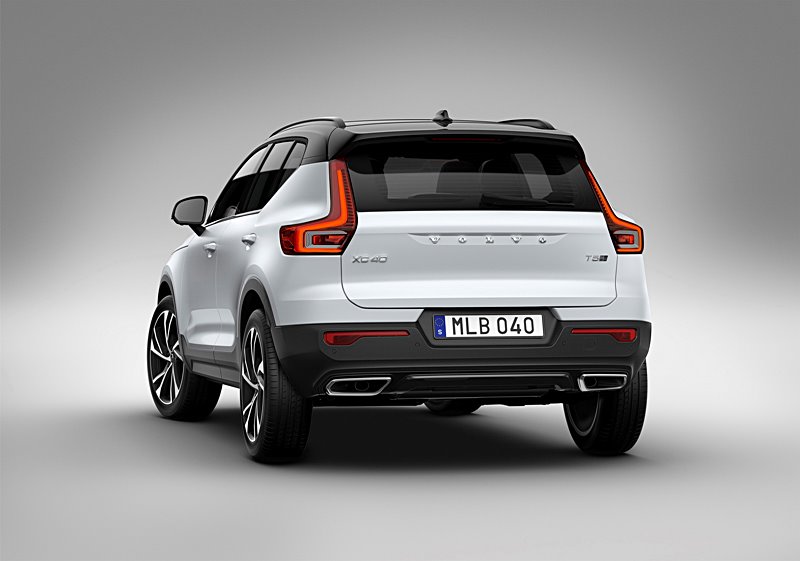 2018-Volvo-XC40-official016