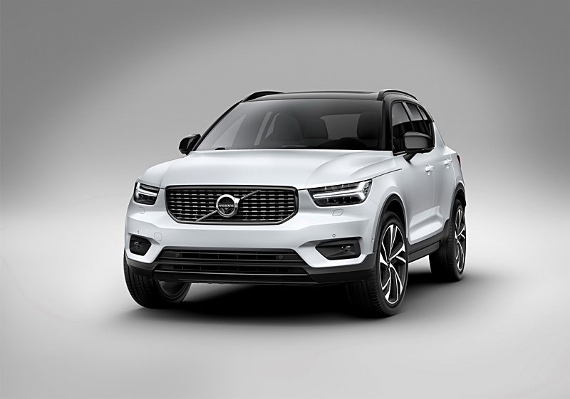 2018-Volvo-XC40-official017