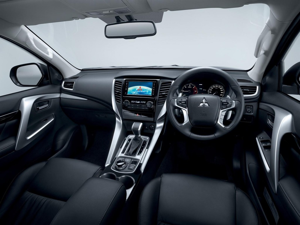 MITSUBISHIPAJERO2017InteriorUpdates