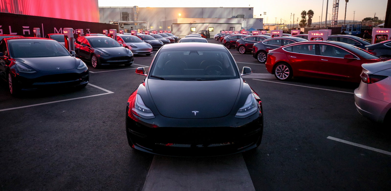 Tesla Model 3 ขับดีพอกับ BMW M3