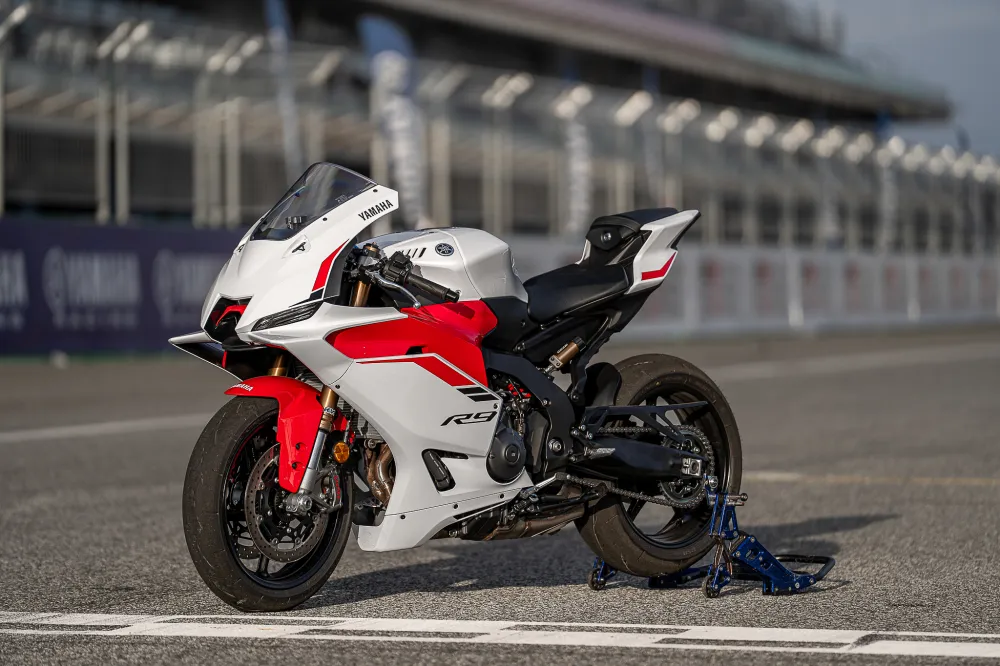 Yamaha R9