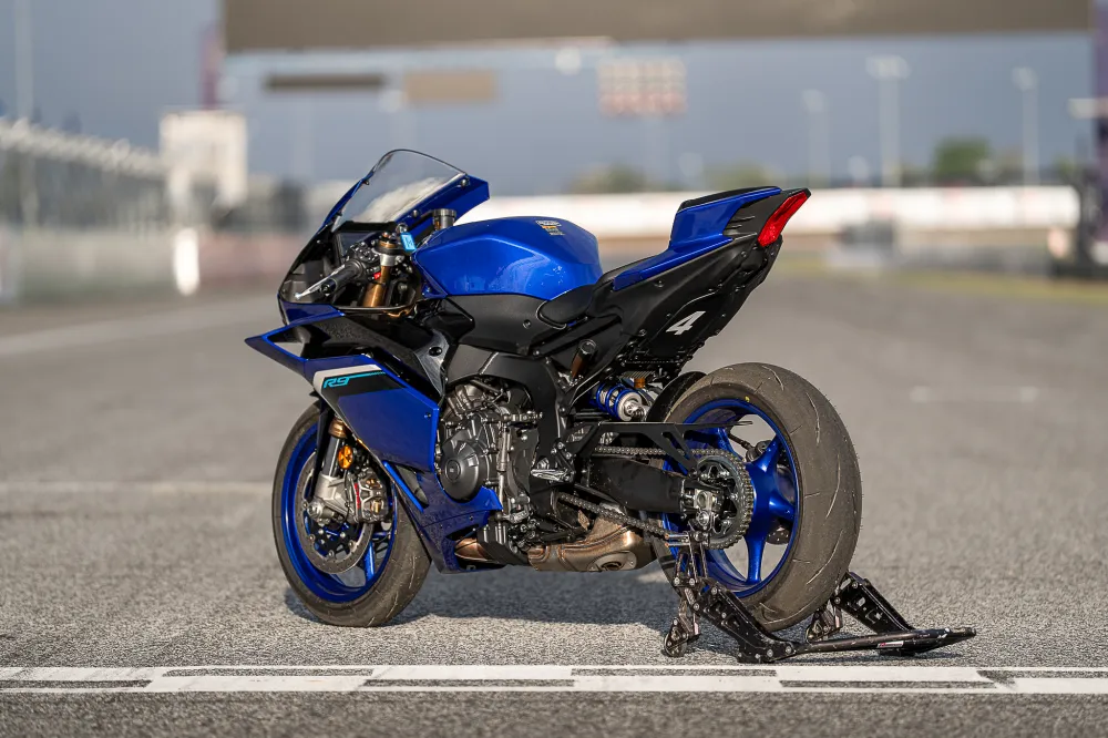 Yamaha R9