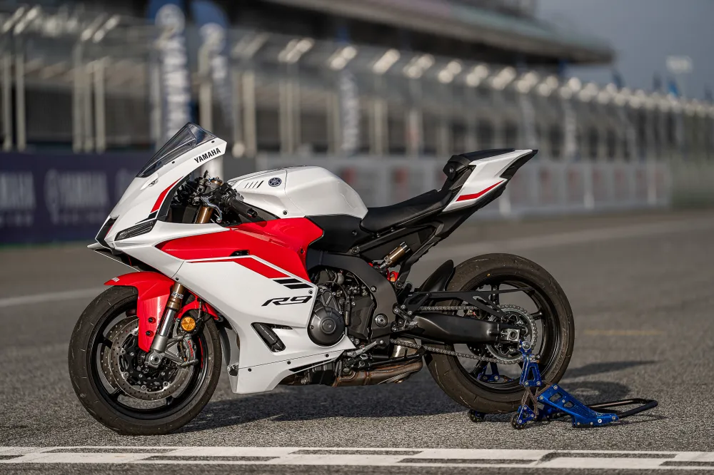 Yamaha R9