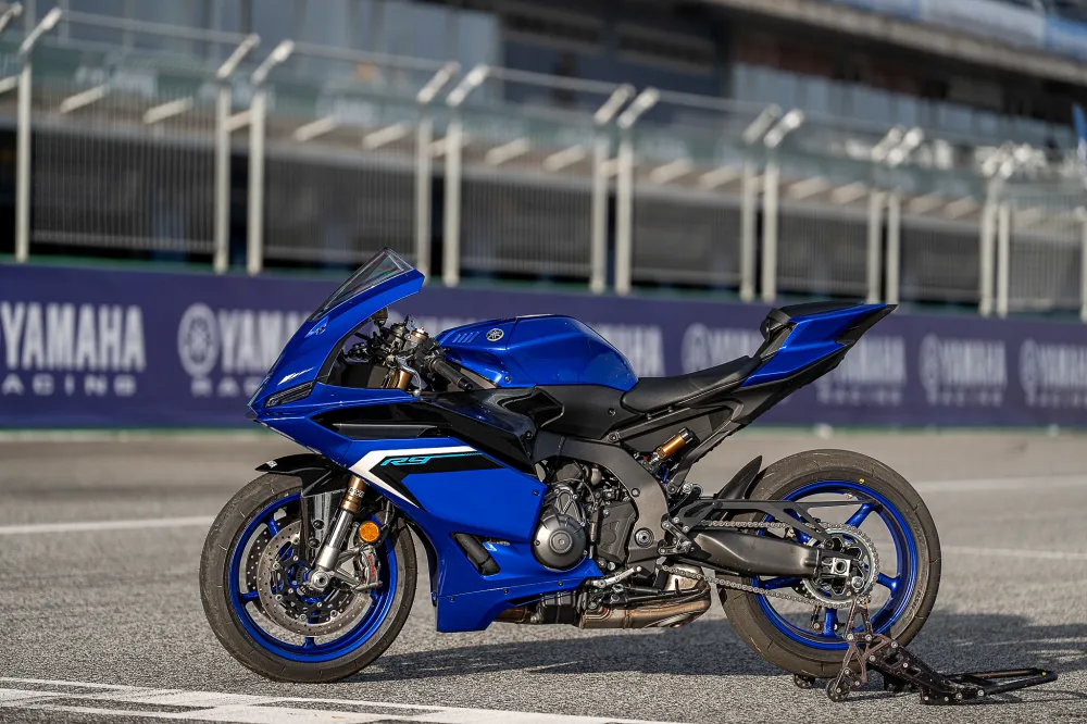 Yamaha R9