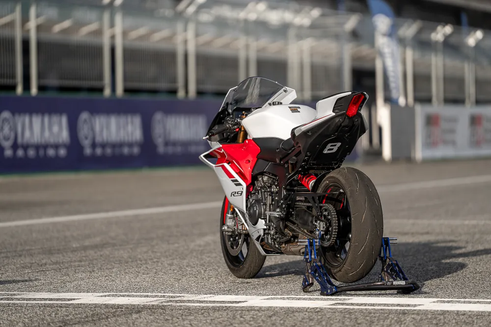Yamaha R9