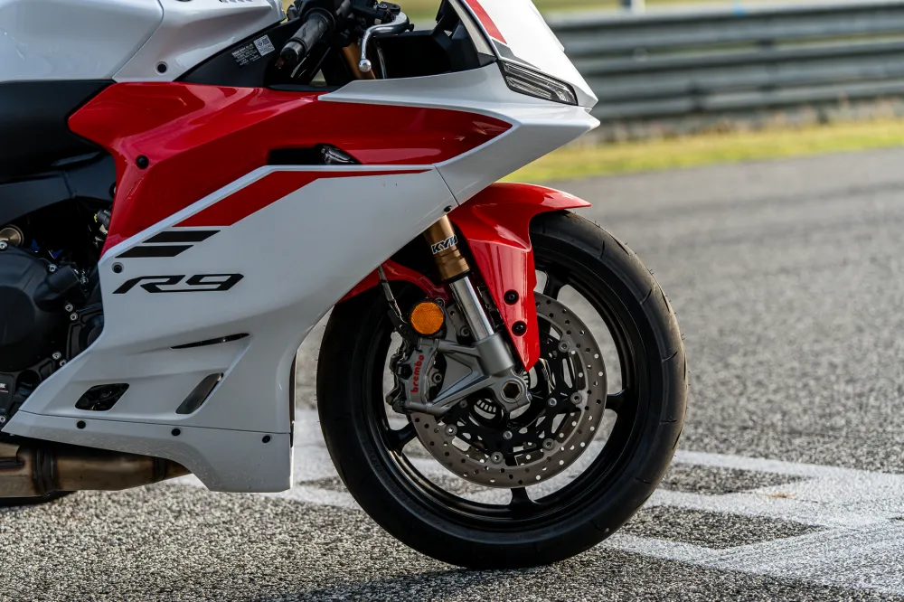 Yamaha R9